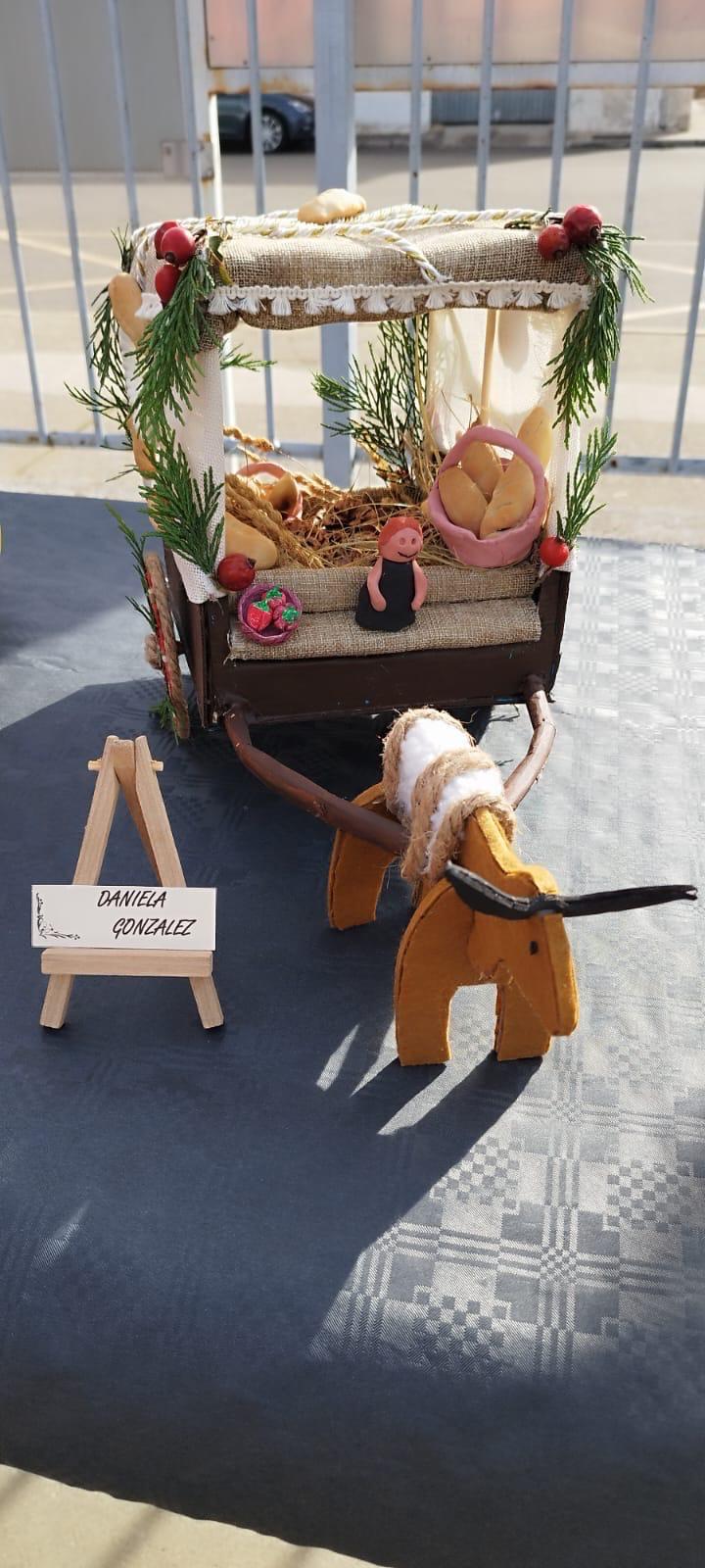 El colegio de León que estrena pendón y «presume» de carros engalanados