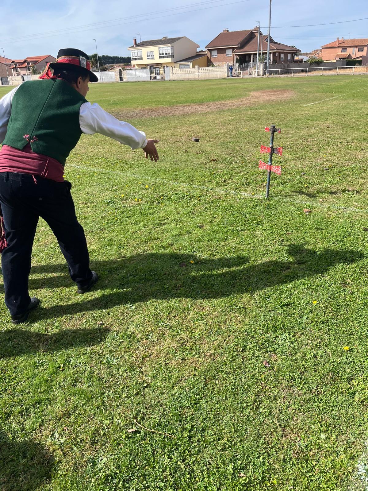 El colegio de León que estrena pendón y «presume» de carros engalanados