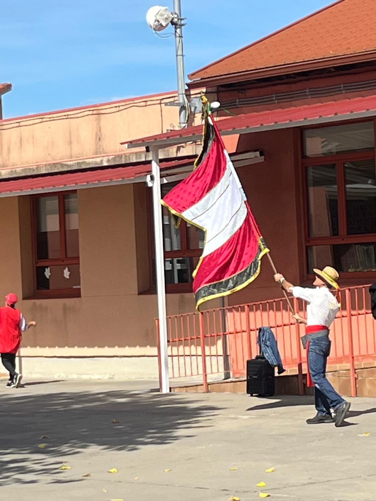 El colegio de León que estrena pendón y «presume» de carros engalanados