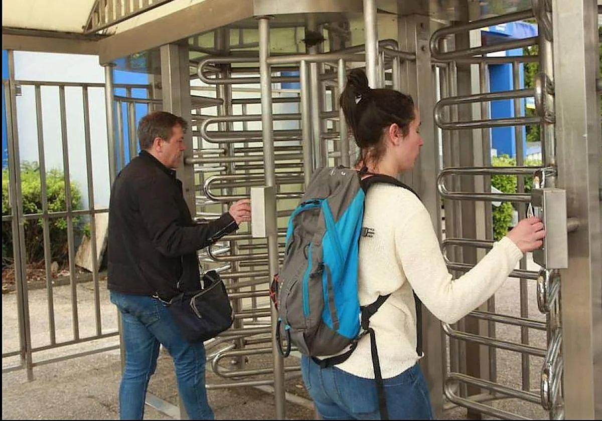 Imagen de archivo de dos personas fichando en el trabajo.