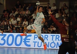 Darío Sanz, en un partido con el Abanca Ademar.