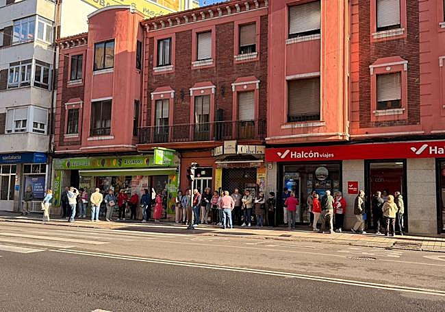 Largas colas en una agencia de viajes de León por los viajes del Imserso.