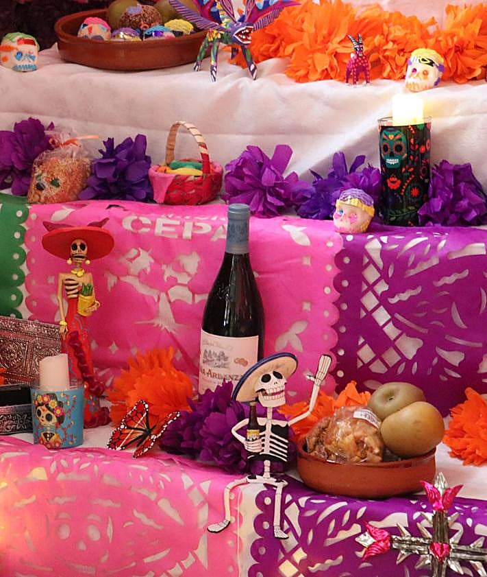 Imagen secundaria 2 - Detalles del Altar de Muertos en León.