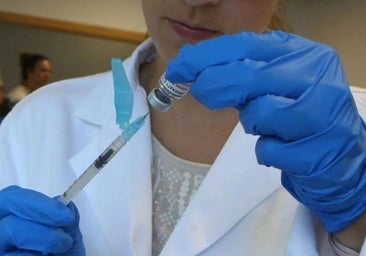 Satse exige reforzar la contratación de enfermeras para la campaña de vacunación