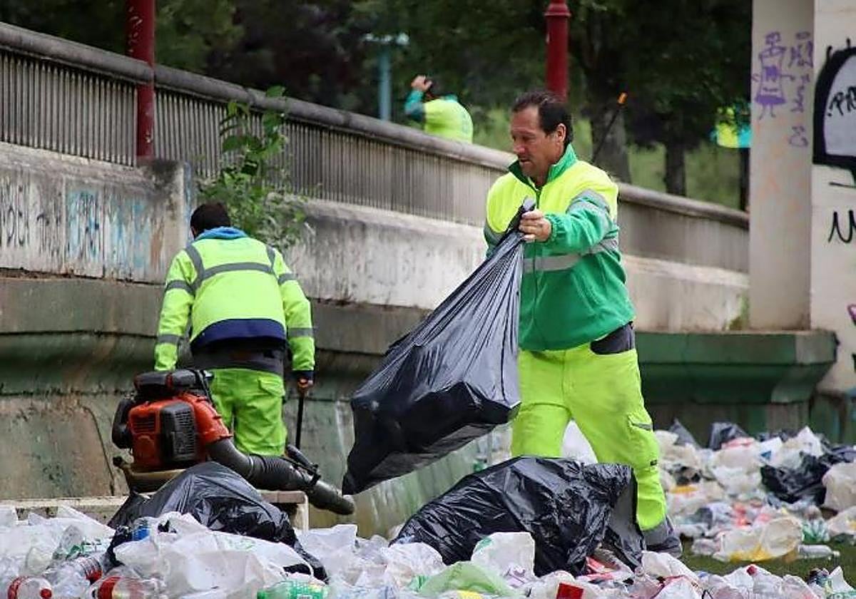 Recogida de basura en el río.