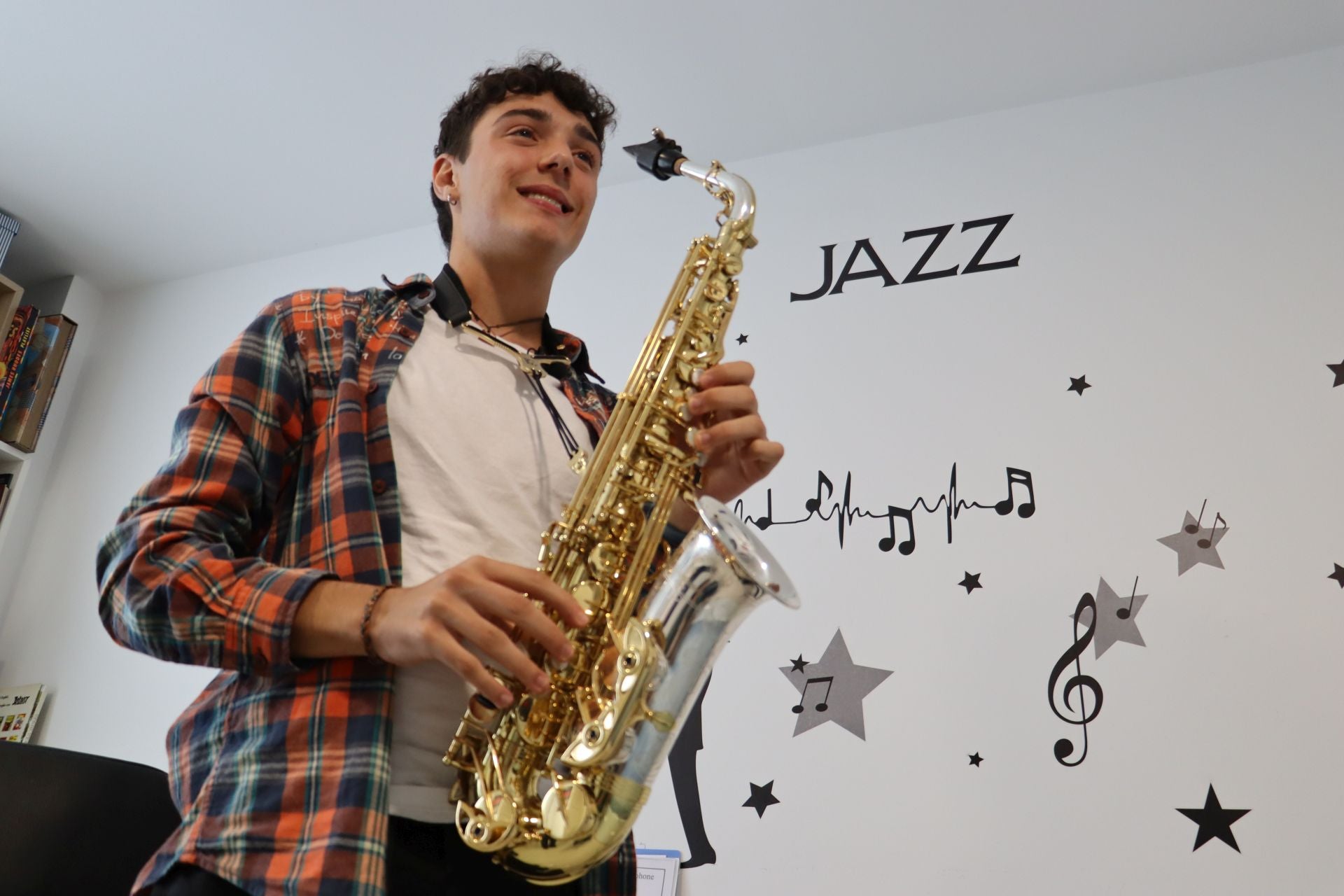 El joven saxofonista Samuel desde su terraza de La Virgen