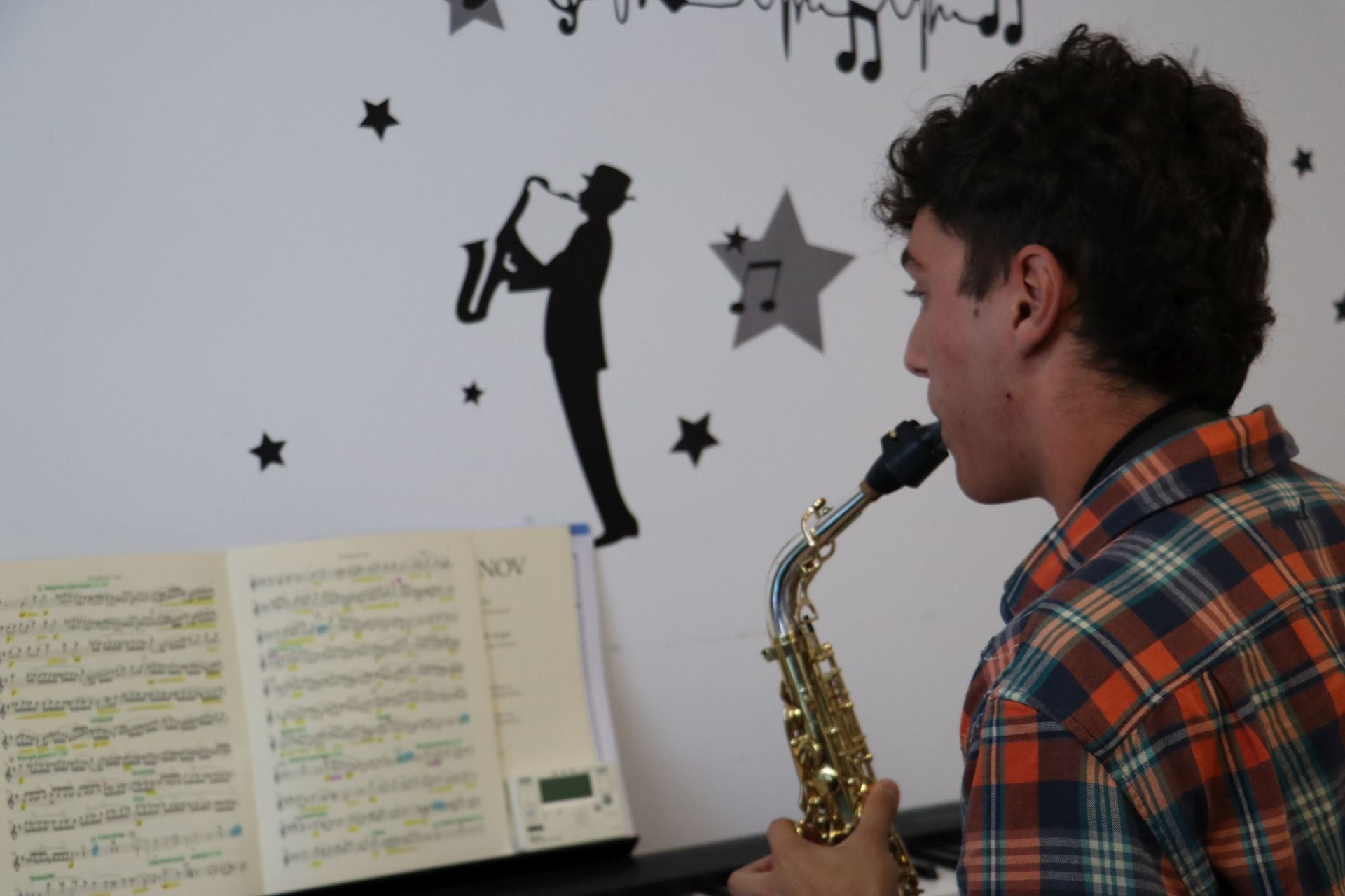 El joven saxofonista Samuel desde su terraza de La Virgen