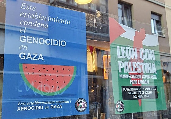 Un negocio que condena el genocidio en León.