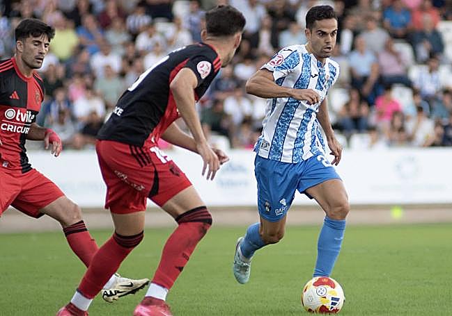 Xemi y Andoni López tratan de frenar un ataque local.