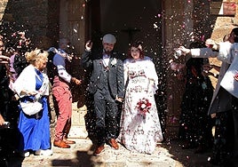 Andrés y Antonia celebran su boda en el pequeño pueblo de León.