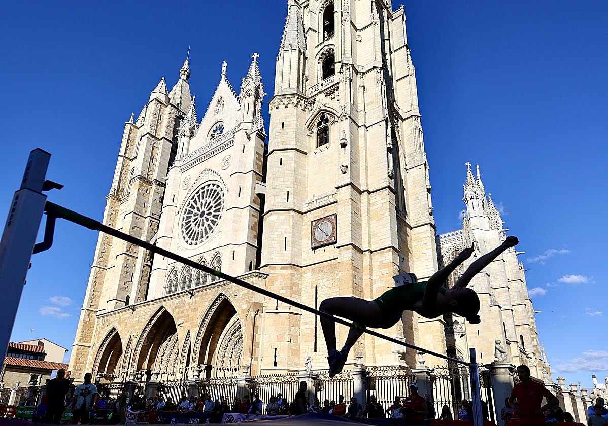 Quinta edición de «Atletismo en la calle» en León.
