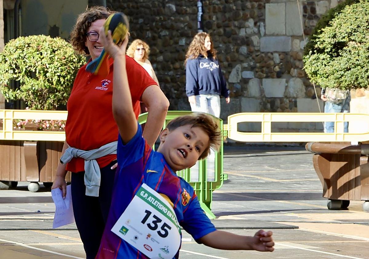 Imagen principal - Quinta edición de «Atletismo en la calle» en León