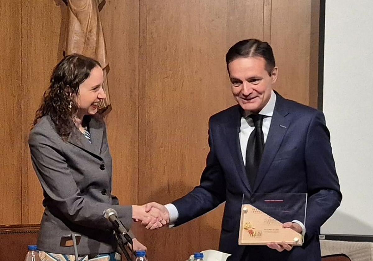 Nieves Gómez, presidenta del Centro Gaudí Madrid, entrega el premio a Raúl Fernández Sobrino en representación de Fundos.