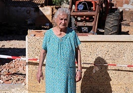 Estefanía Martínez posa delante de su casa derruida.