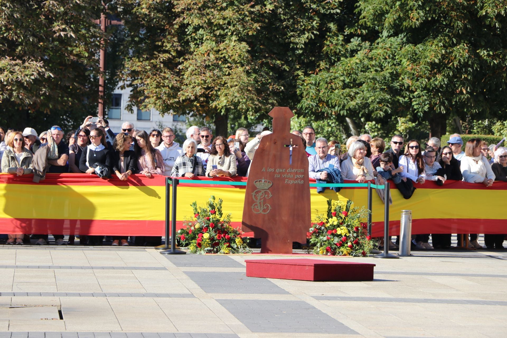 Todas las imágenes del desfile y el acto por el Día del Pilar en León