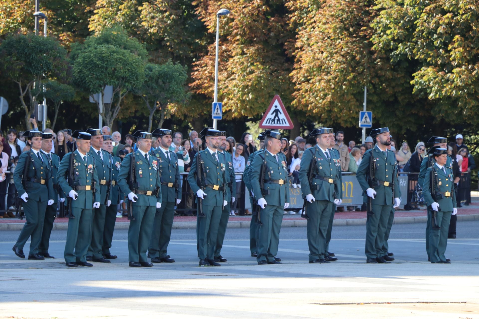 Todas las imágenes del desfile y el acto por el Día del Pilar en León