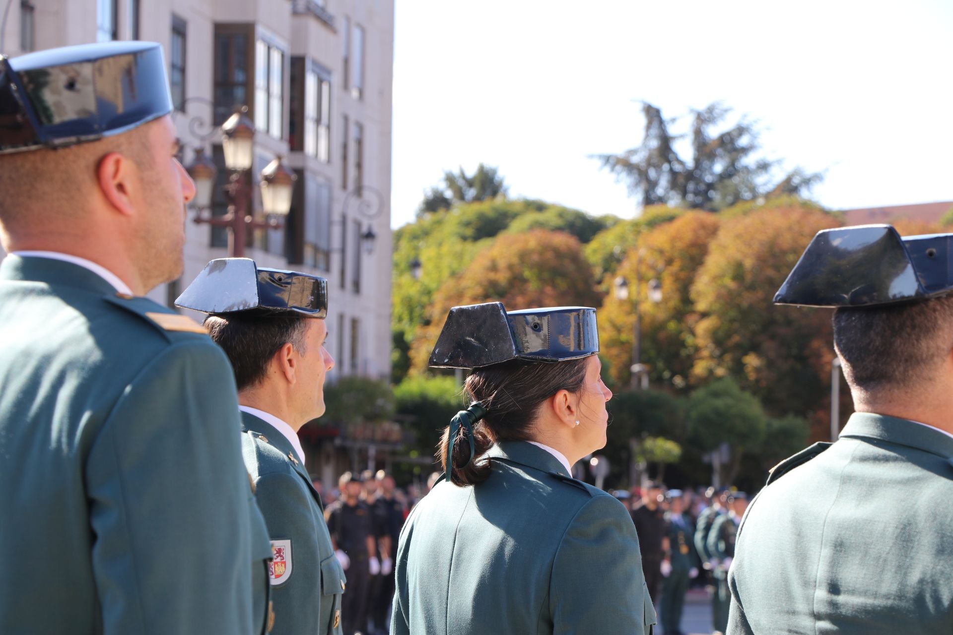Todas las imágenes del desfile y el acto por el Día del Pilar en León