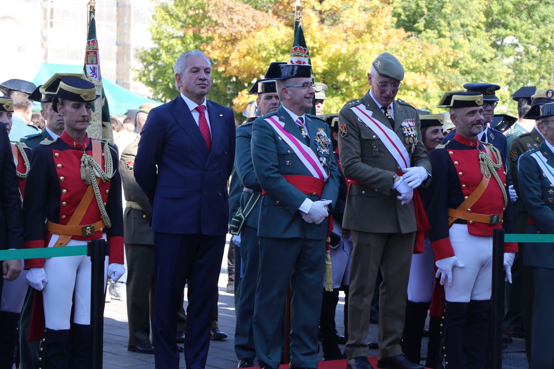 Todas las imágenes del desfile y el acto por el Día del Pilar en León
