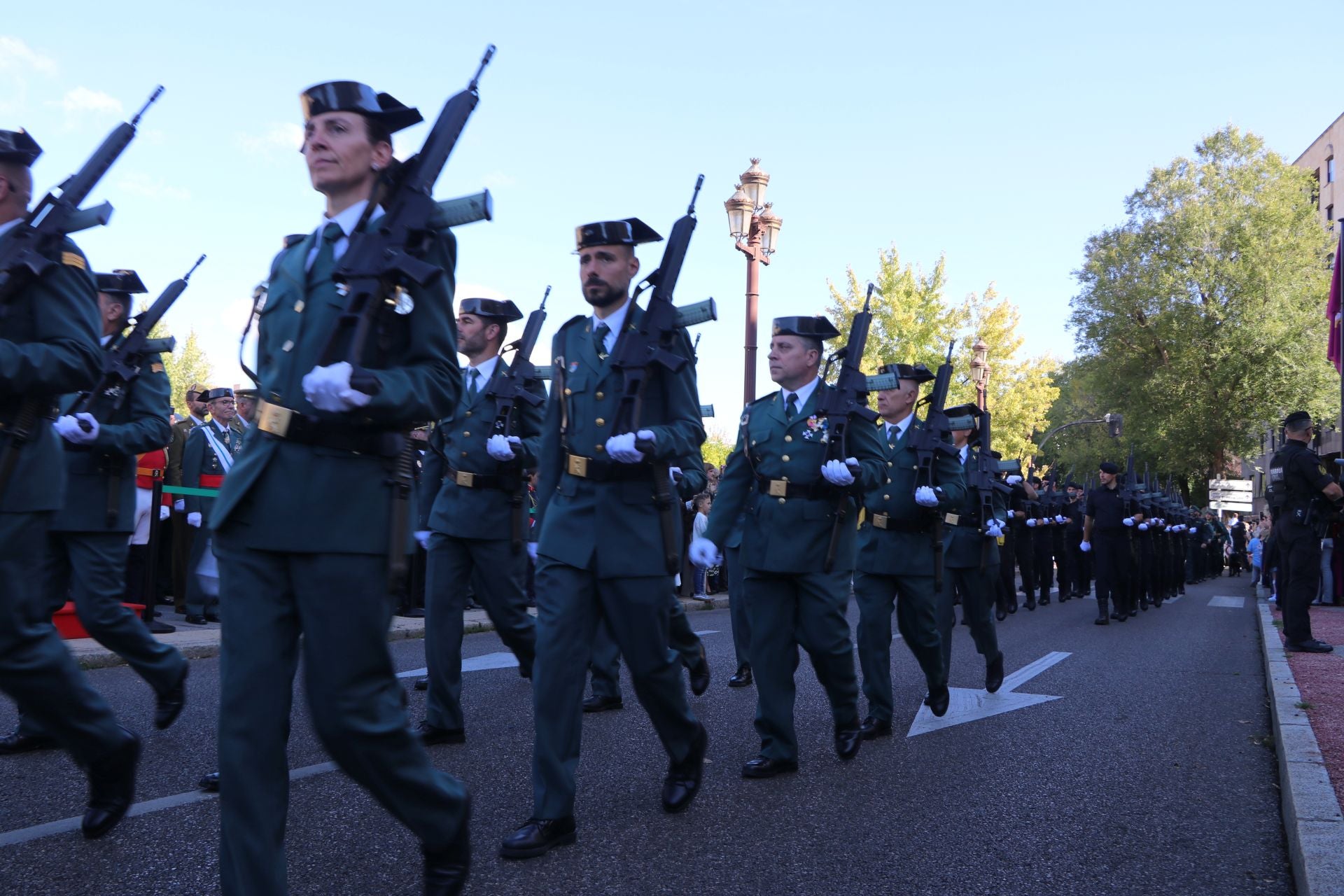 Todas las imágenes del desfile y el acto por el Día del Pilar en León