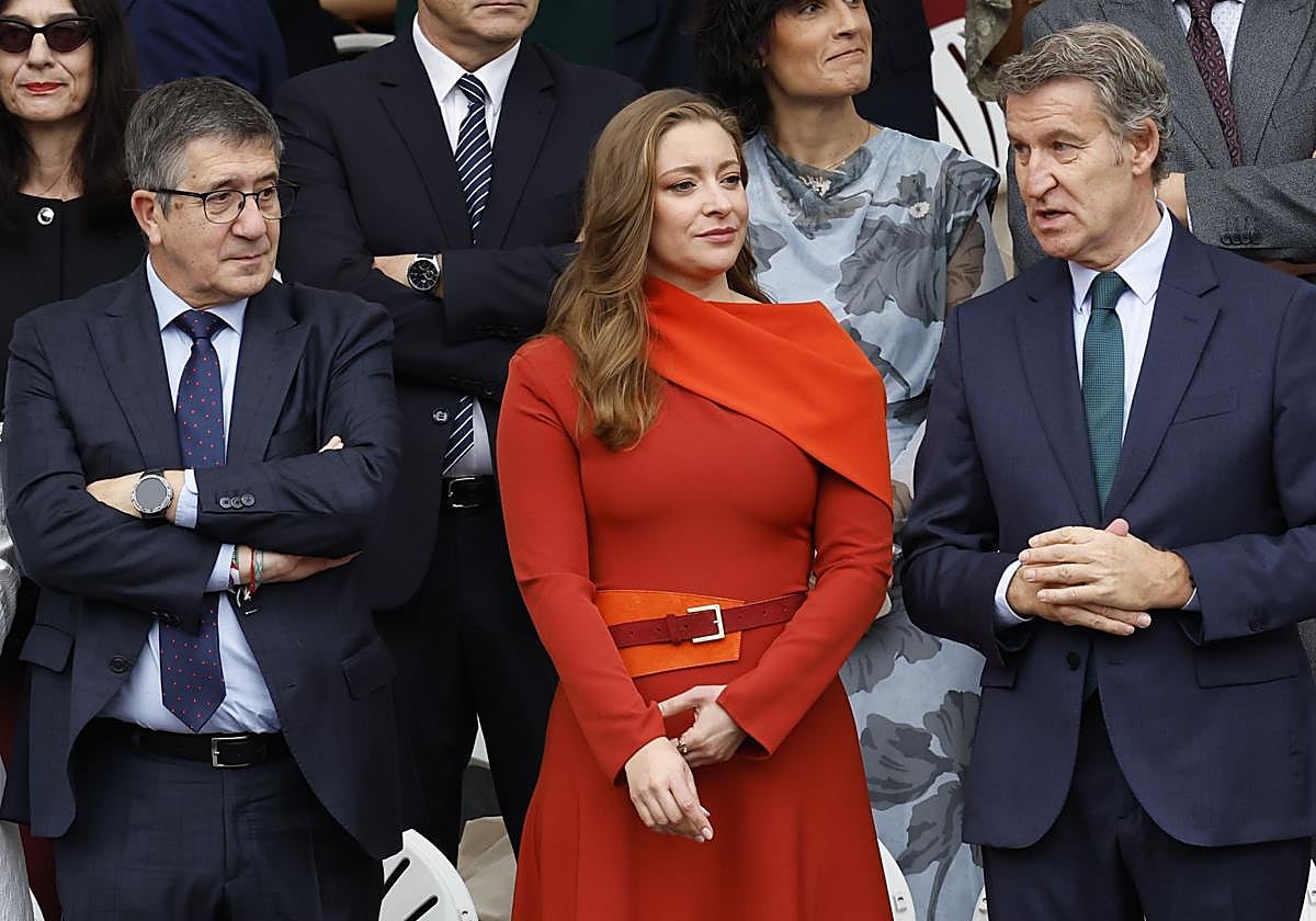 El líder del Partido Popular (PP), Alberto Núñez Feijóo (d), la portavoz del PP en el Congreso, Ester Muñoz (c) y el portavoz del PSOE en el Congreso, Patxi López (i), en el desfile de las Fuerzas Armadas. EFE/ Chema Moya.