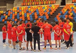 El Ademar, en un rondo previo al encuentro en el BBC Arena de Schaffhausen.
