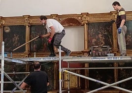 Montaje del retablo en la Iglesia de San Martín de la Cueza.