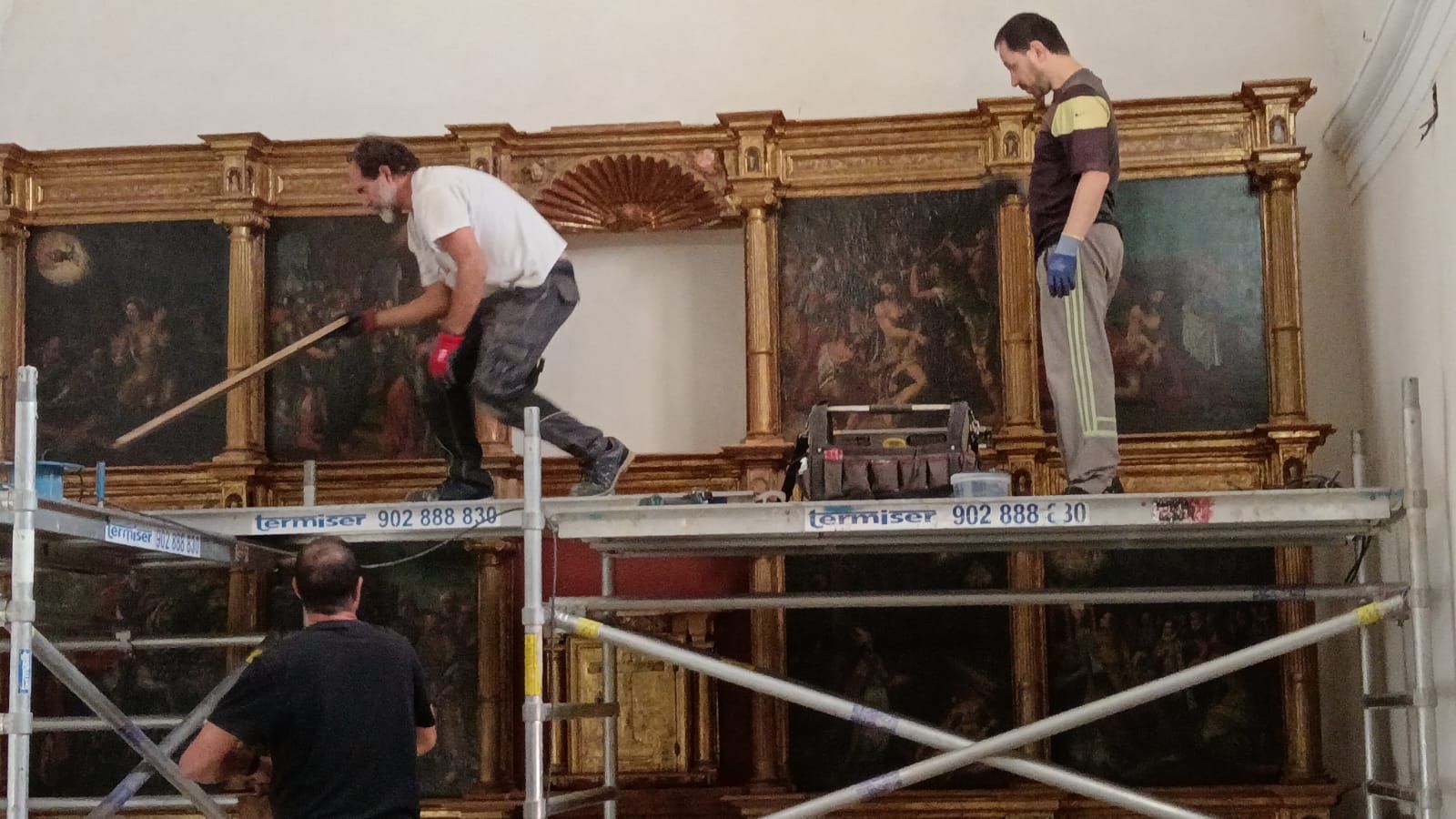 Montaje del retablo en la Iglesia de San Martín de la Cueza.