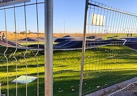 El vallado de la pista de pumptrack en León, junto a la calle la Flecha y la avenida La Lastra en Puente Castro.