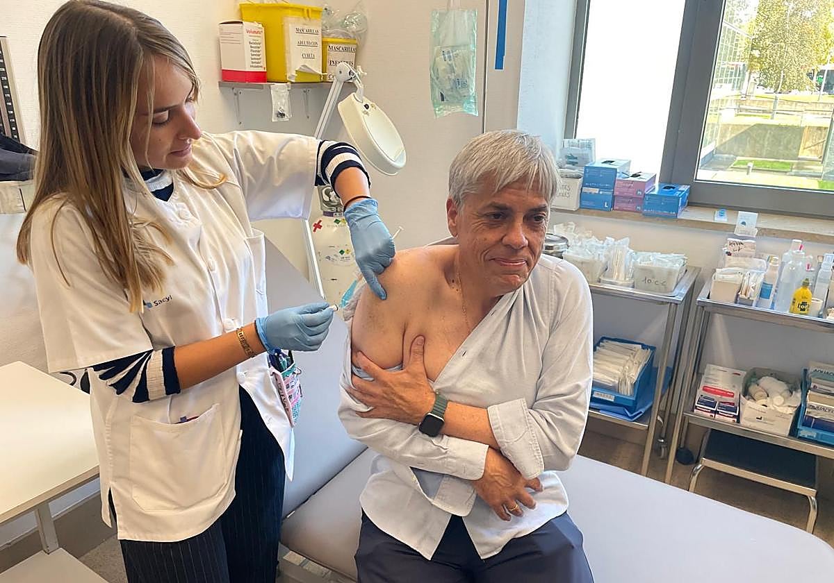 El delegado de la Junta en León, Eduardo Diego, se vacuna contra la gripe.