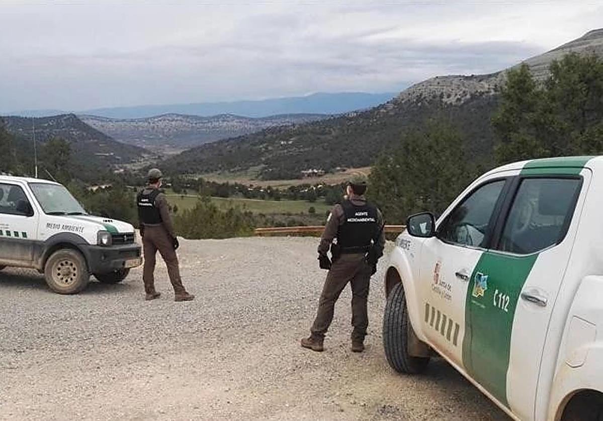 Imagen de archivo de unos agentes medioambientales.