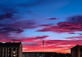 Atardecer en León durante este mes de octubre con tonos anaranjados y rojizos en el cielo.