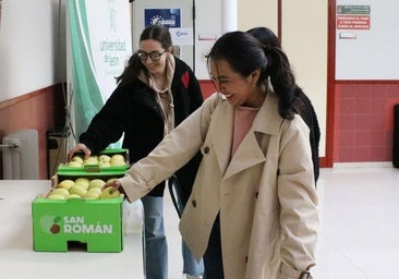 La ULE reparte más de 900 kilos de manzanas gratis