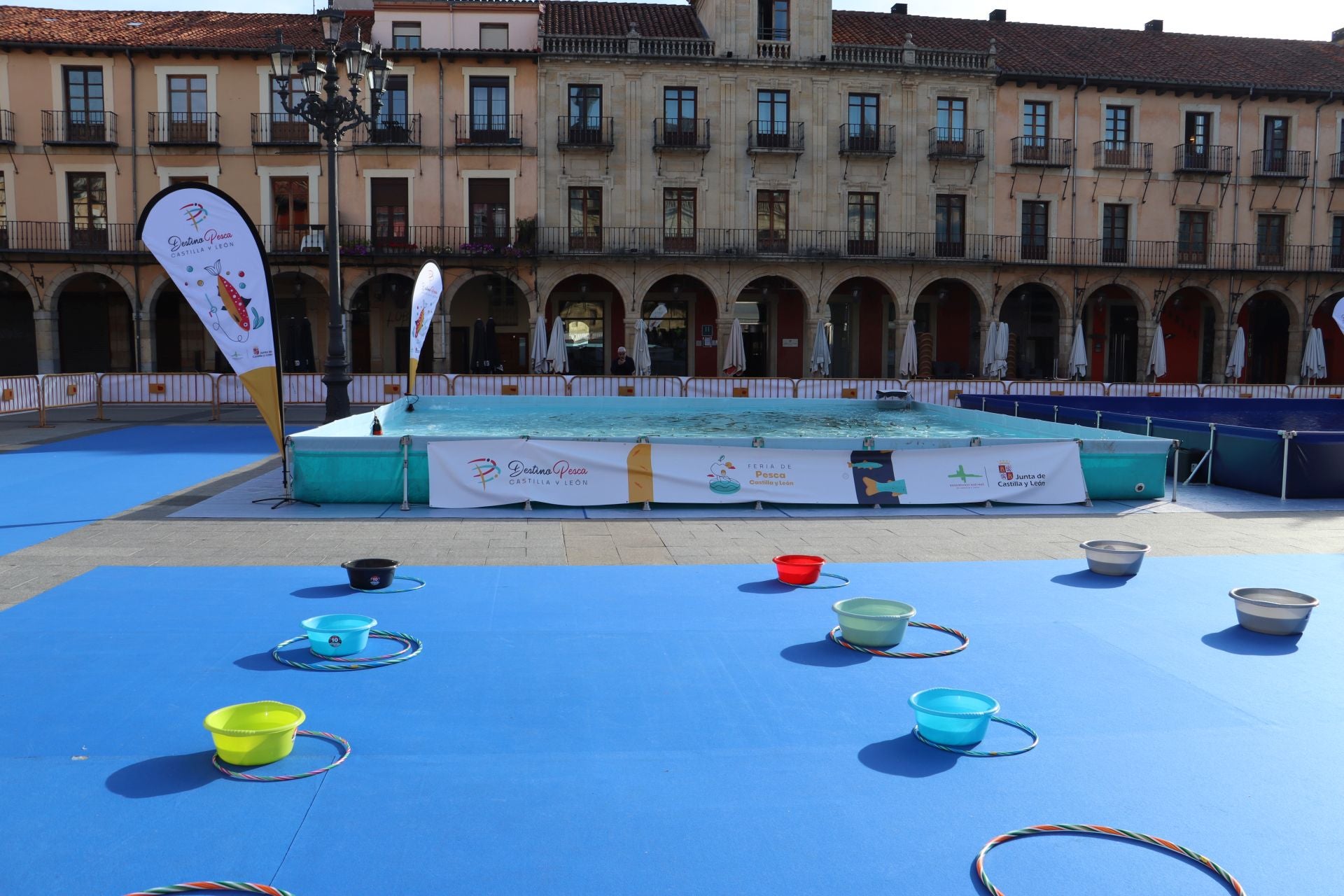 La Plaza Mayor de León se convierte en un aula de pesca