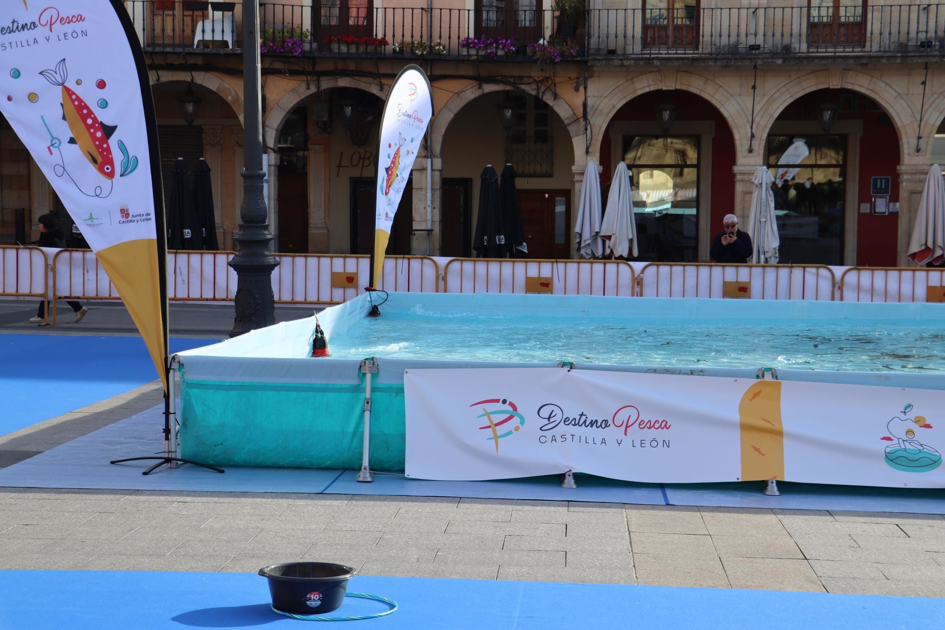 La Plaza Mayor de León se convierte en un aula de pesca