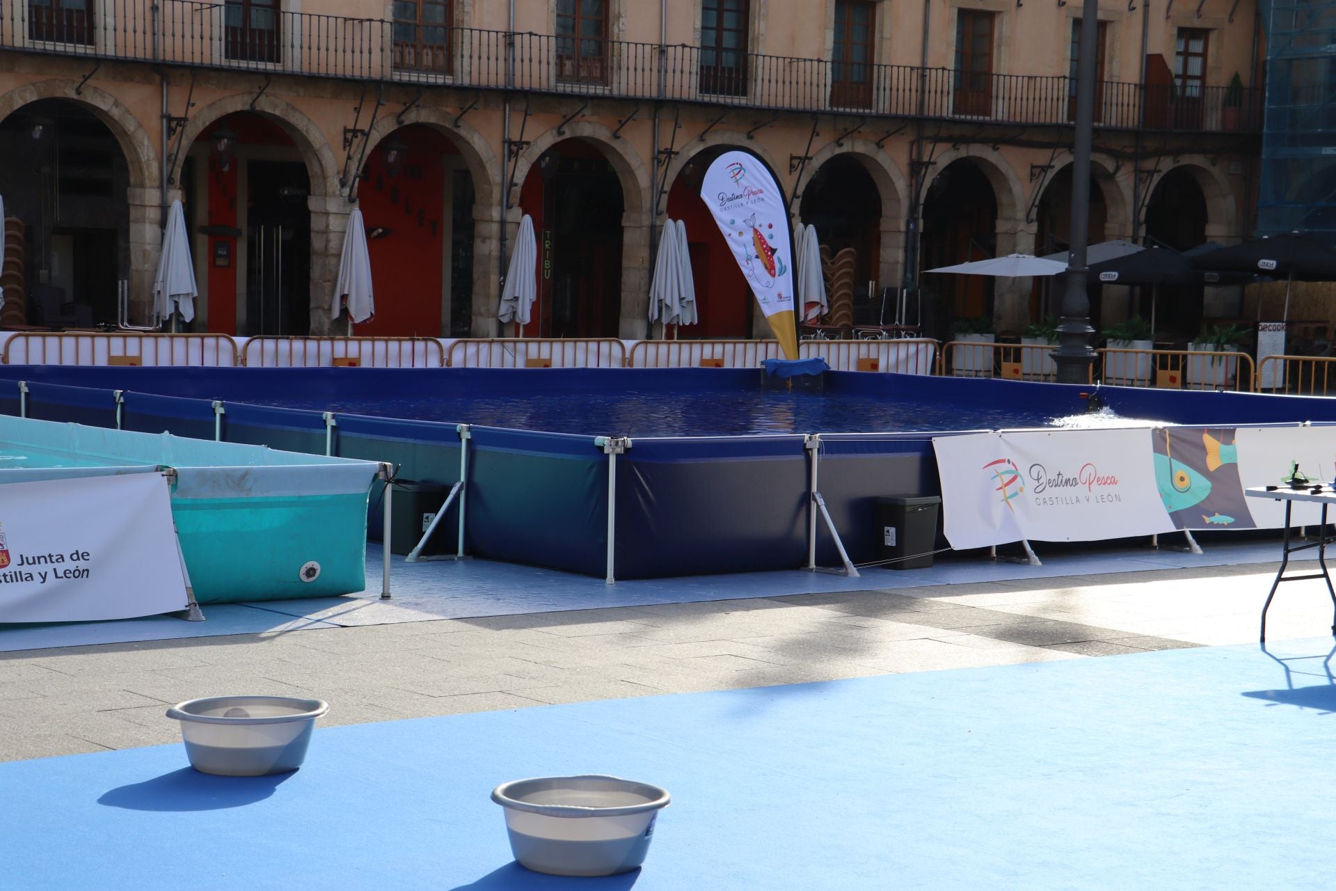 La Plaza Mayor de León se convierte en un aula de pesca
