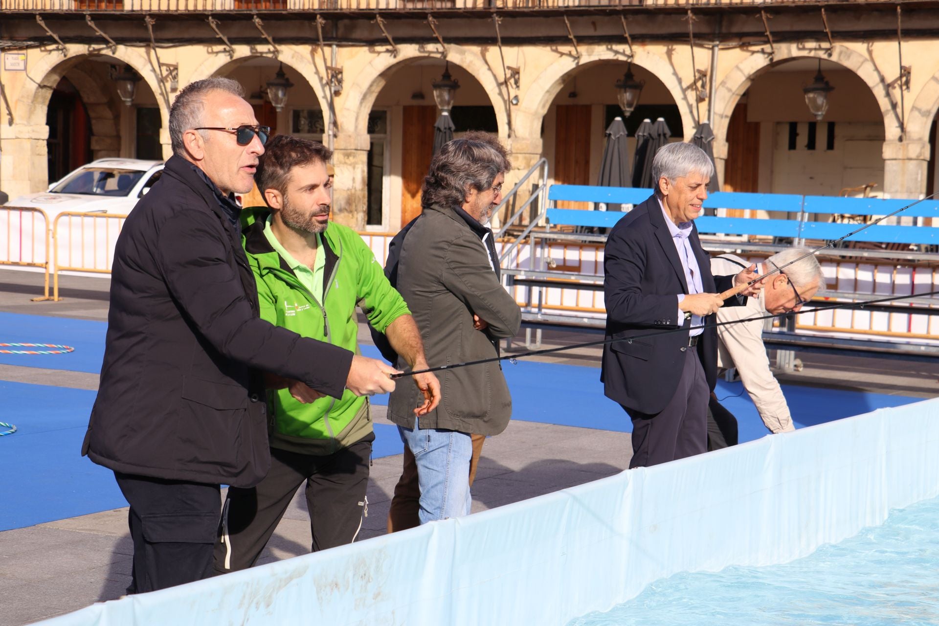 La Plaza Mayor de León se convierte en un aula de pesca