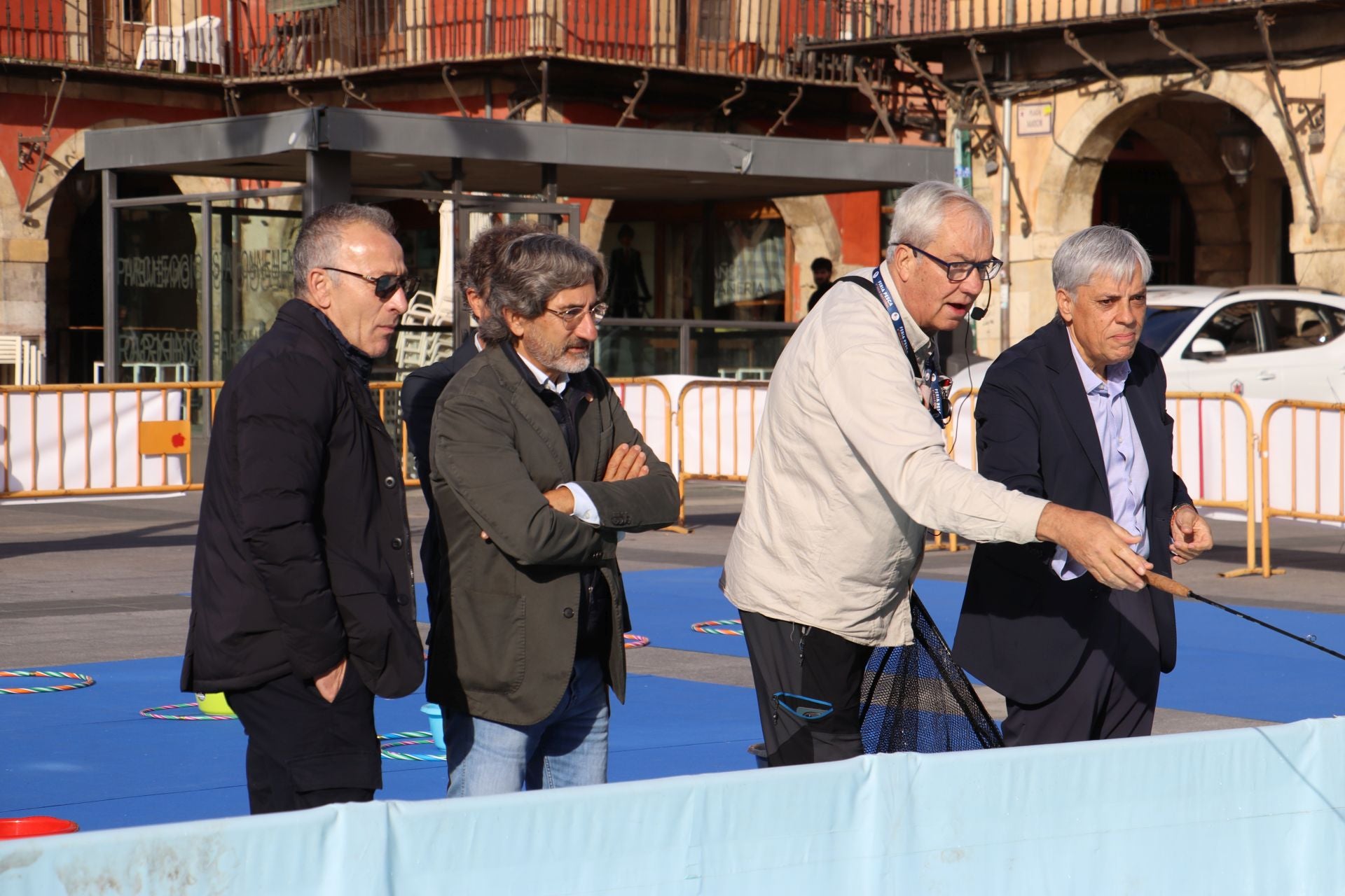 La Plaza Mayor de León se convierte en un aula de pesca