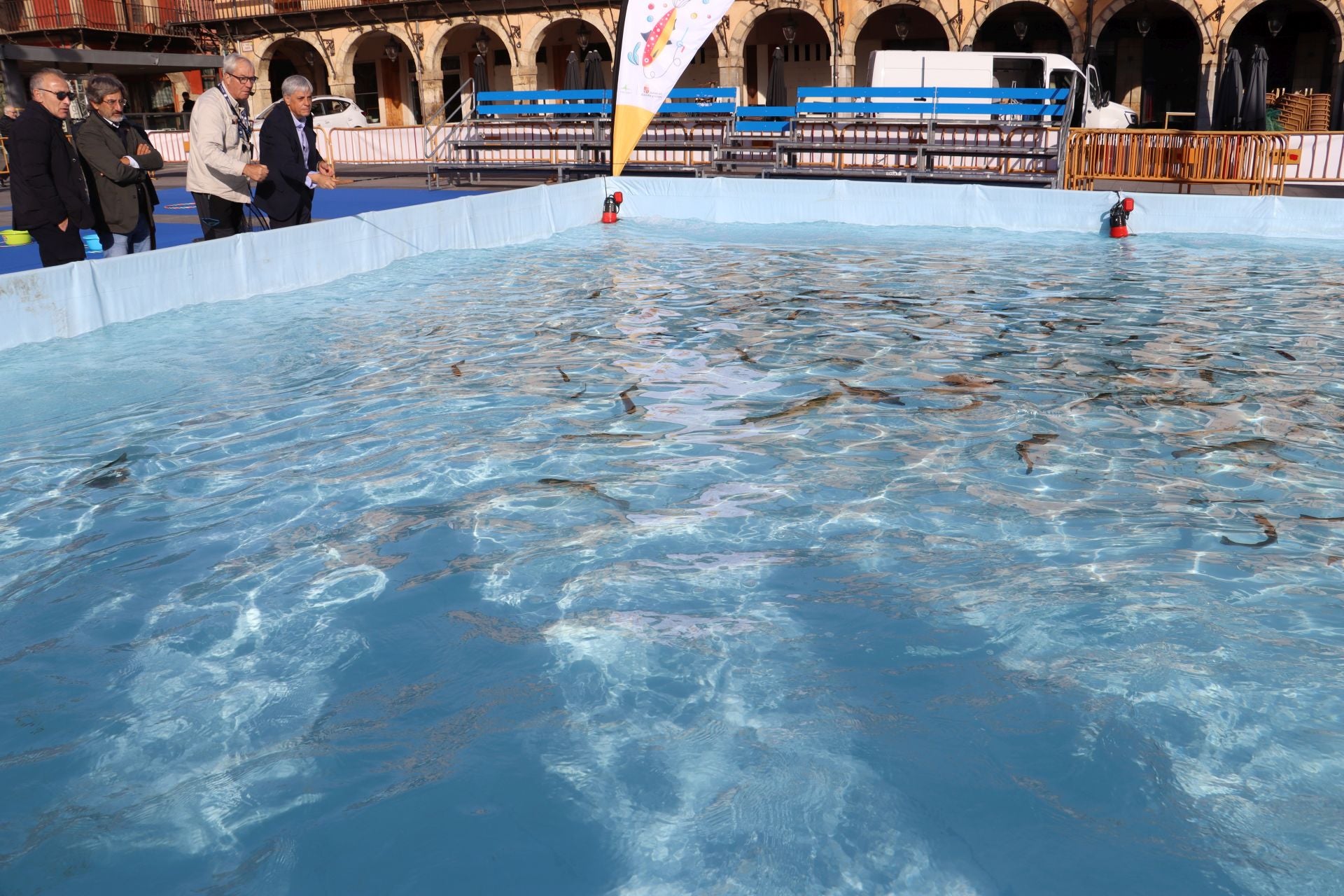 La Plaza Mayor de León se convierte en un aula de pesca