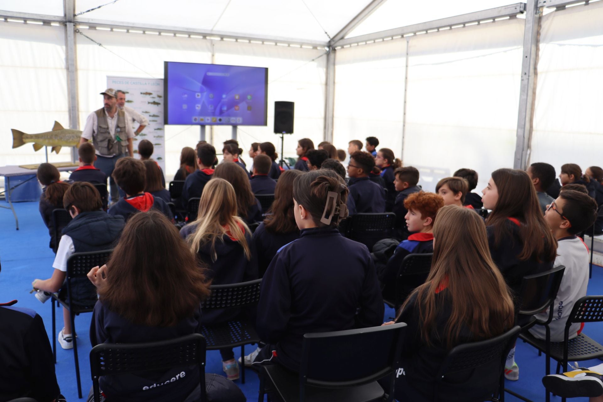 La Plaza Mayor de León se convierte en un aula de pesca