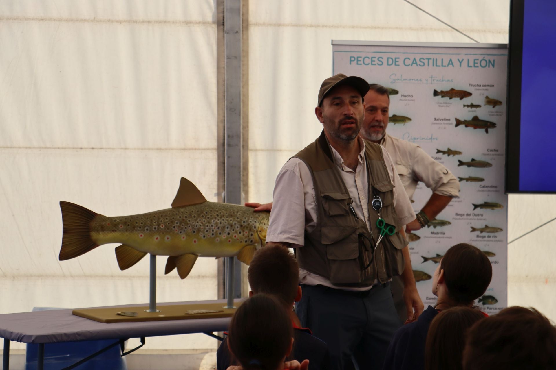La Plaza Mayor de León se convierte en un aula de pesca