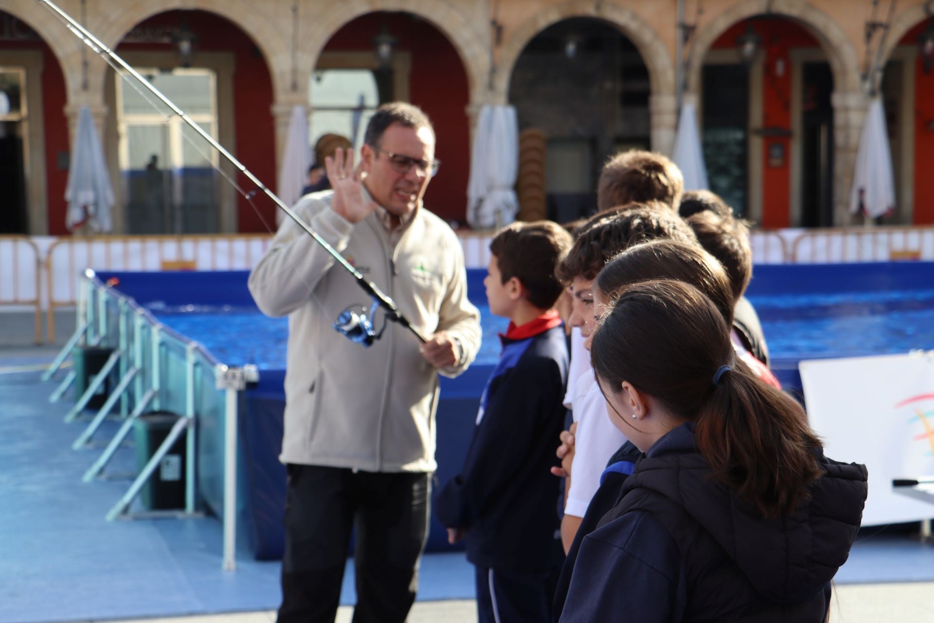 La Plaza Mayor de León se convierte en un aula de pesca