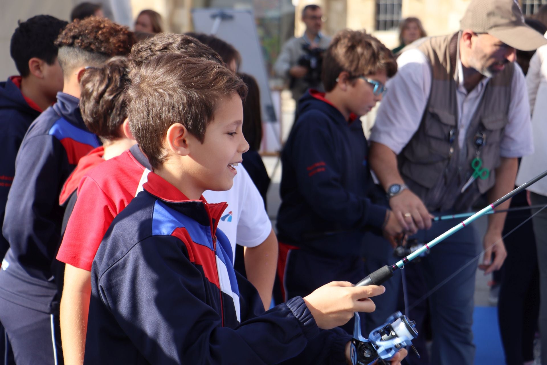 La Plaza Mayor de León se convierte en un aula de pesca