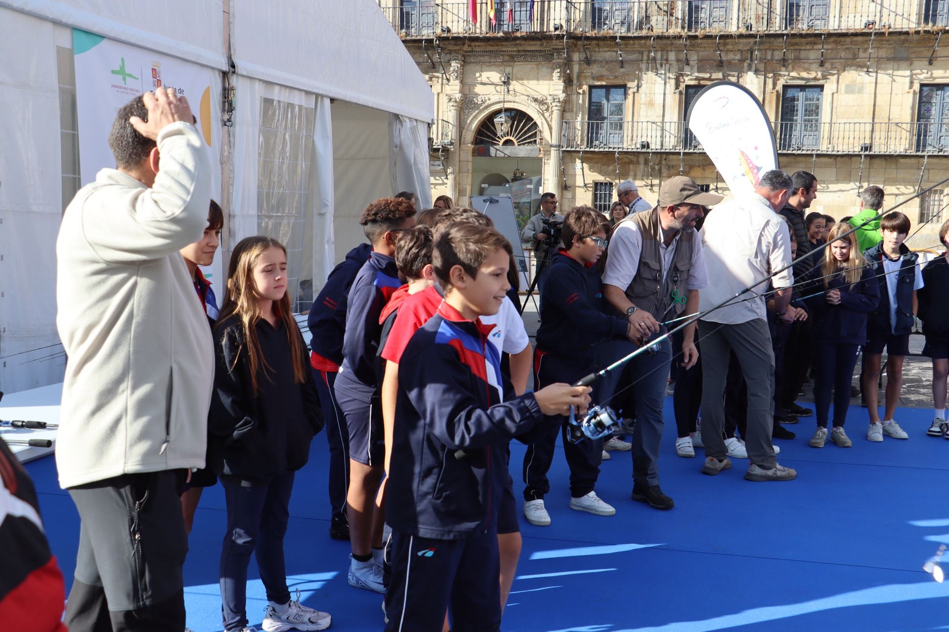 La Plaza Mayor de León se convierte en un aula de pesca
