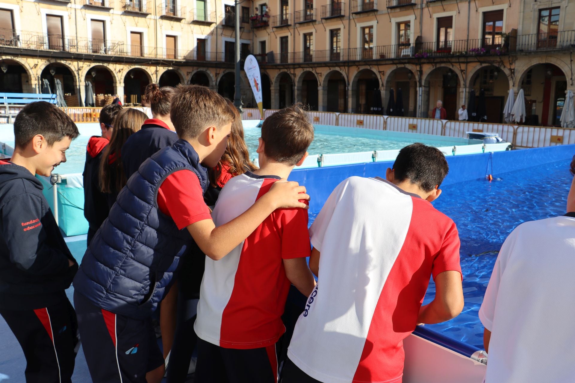 La Plaza Mayor de León se convierte en un aula de pesca
