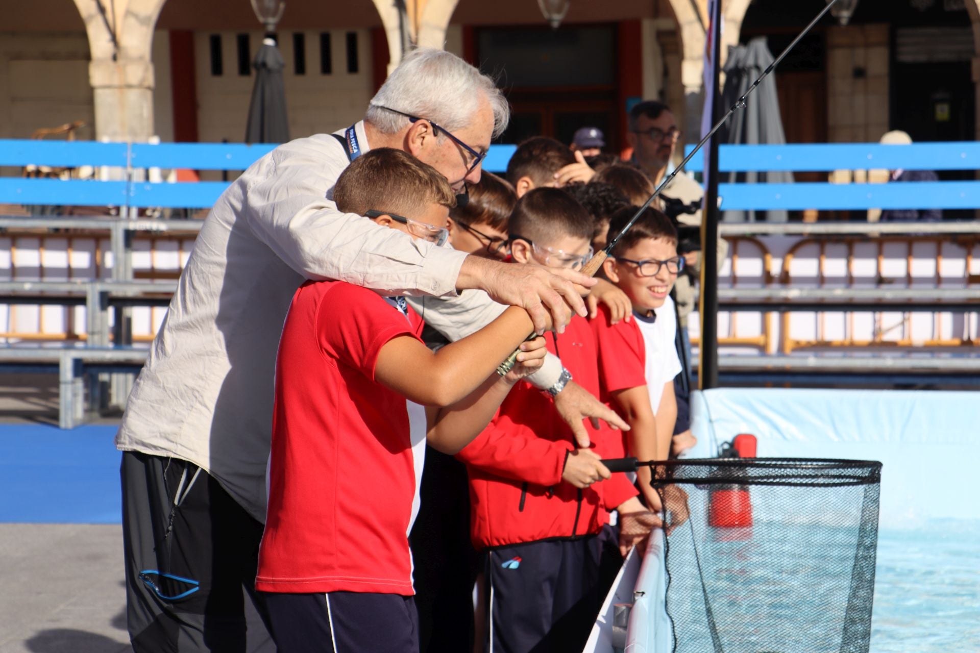 La Plaza Mayor de León se convierte en un aula de pesca