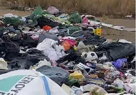 Ropa acumulada en el vertedero.