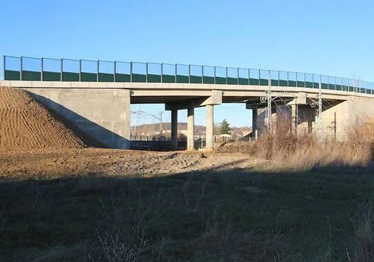 Puente sin abrir sobre las vías del tren.