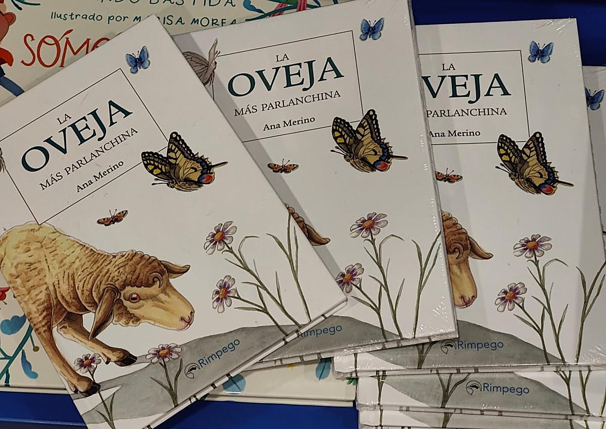 Imagen secundaria 1 - Una ilustración de Joaquín Alegre recreando un apeadero en Villacedré; varios ejemplares de 'La oveja más parlanchina'; y Ana Merino posando en la librería de León 'El guardián de los libros'.