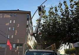 Colocación de luces navideñas en Astorga.