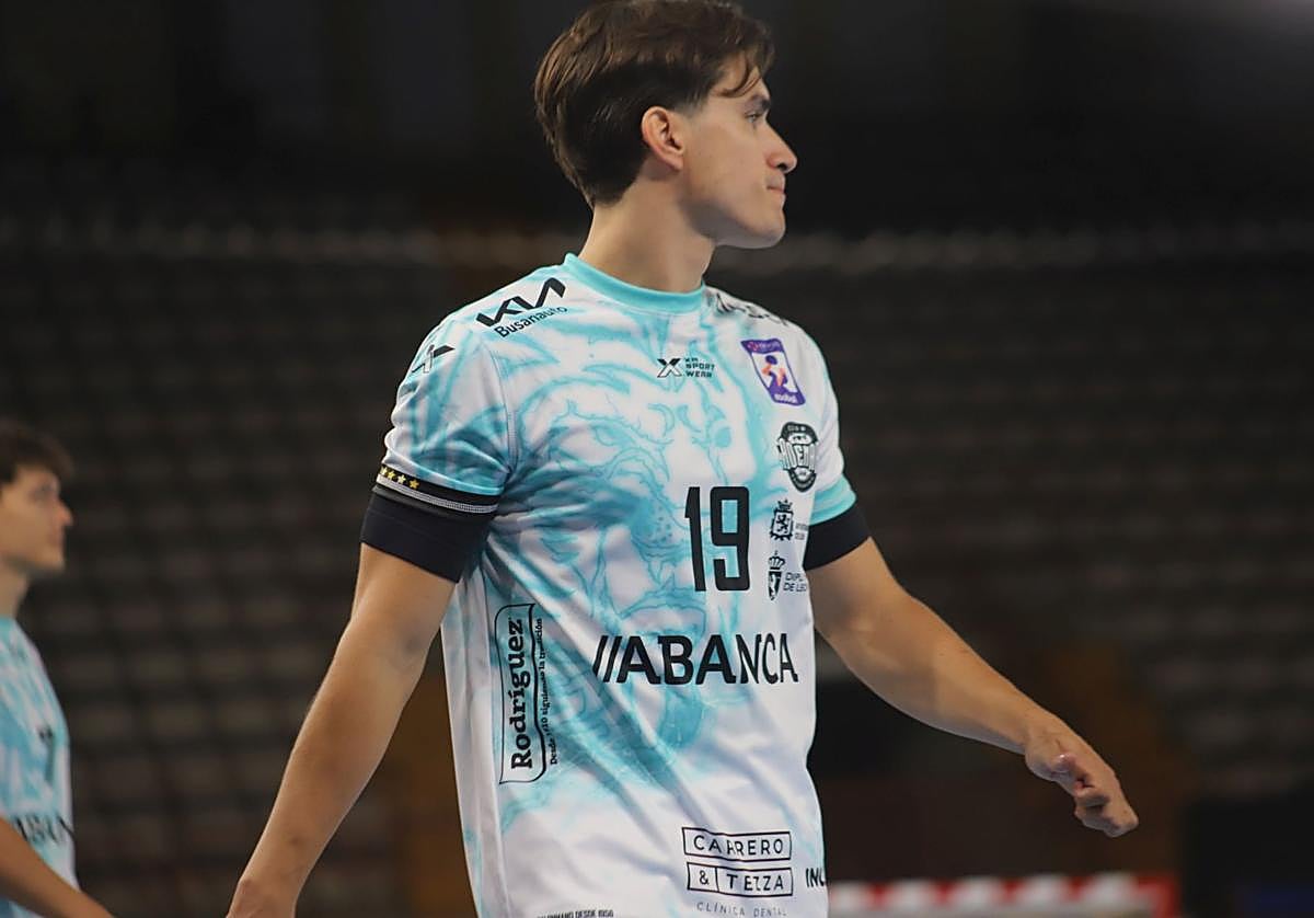 Gonzalo Pérez, en un partido con el Abanca Ademar.